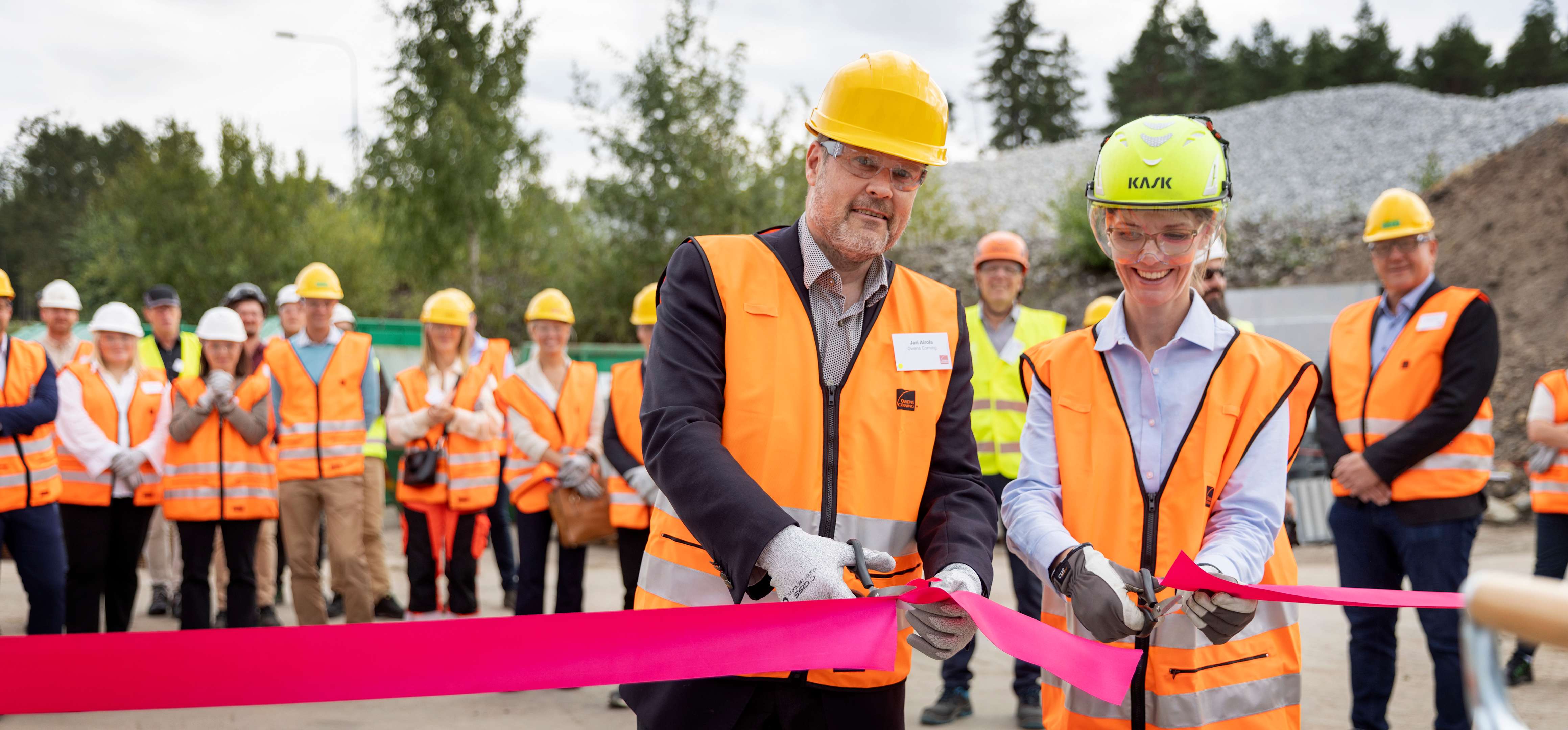 Jari Airola, Vice President and Managing director, insulation Europe and Marie Stensson, Plant Leader Hällekis cutting the ribbon to celebrate the investment in Hällekis. 
