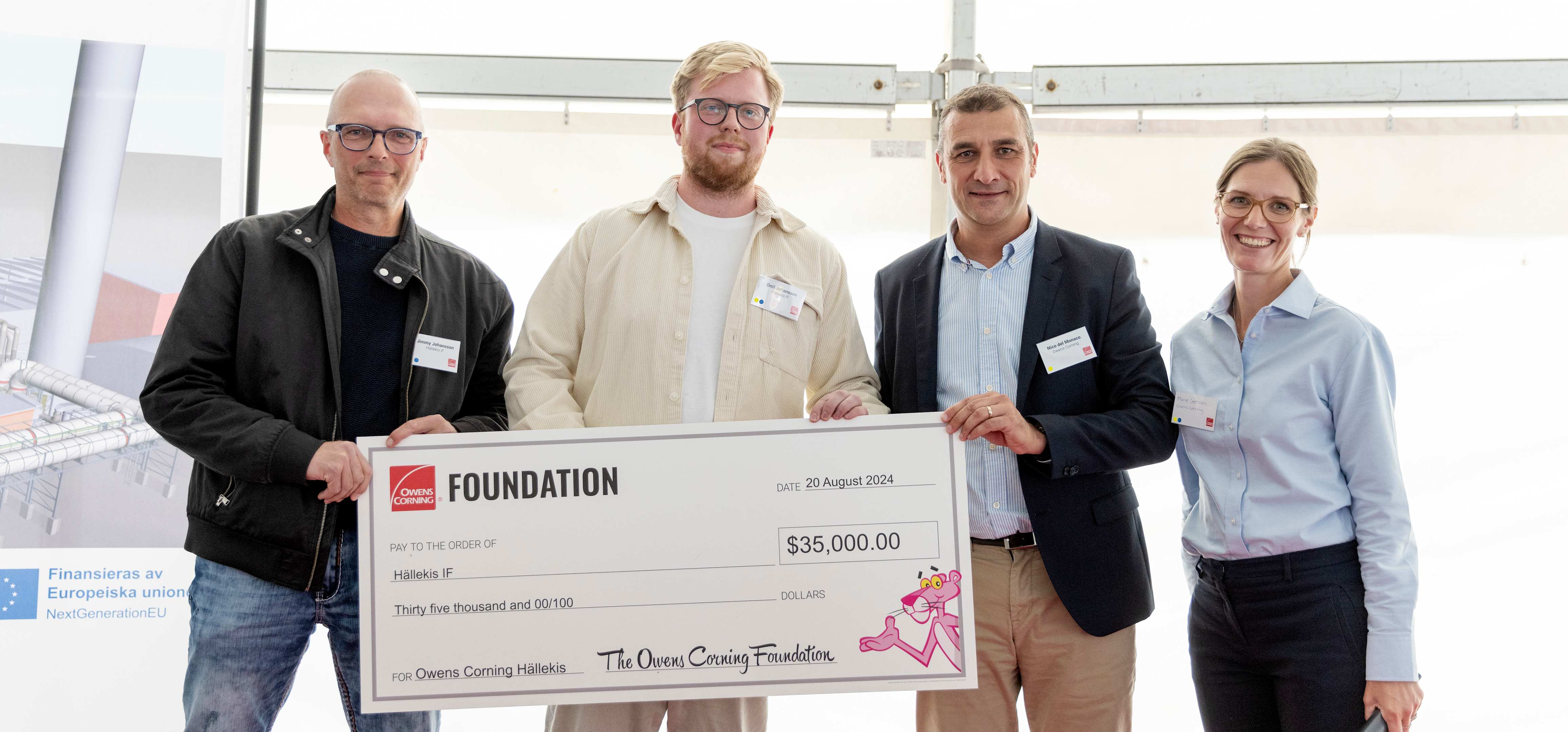 Nico Del Monaco, President Insulation, and Marie Stensson, Plant Leader Hällekis, handing over a donation to Hällekis IF, represented by Jimmy Johansson and Emil Johansson.