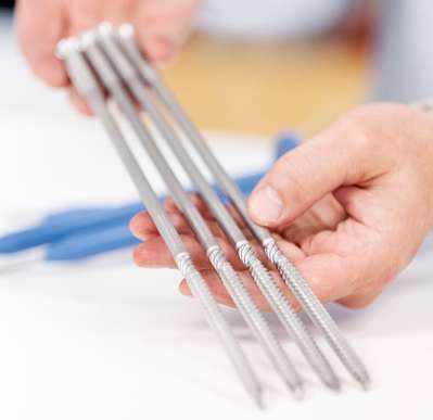 En person holder PAROC ZEROfix nye skruer i hendene