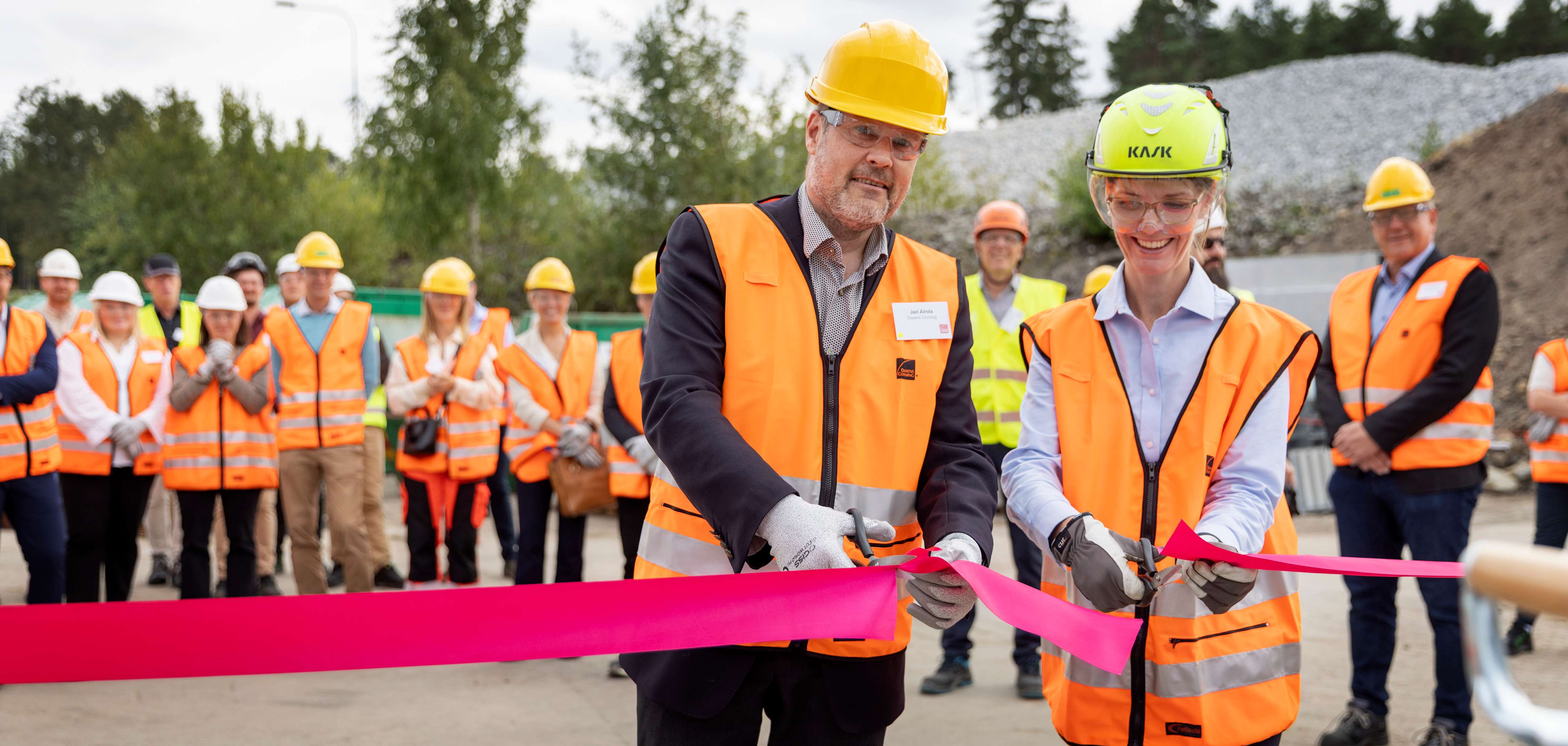 Jari Airola, Vice President and Managing director, insulation Europe och Marie Stensson, Platschef Hällekis klipper bandet för att fira satsningen i Hällekis. 