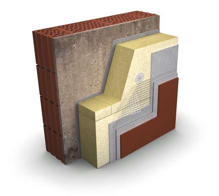 renovējamas mūra sienas daļa ar PAROC akmens vates izolācijas slāni.