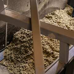 stenuldsaffald håndteres i en maskine