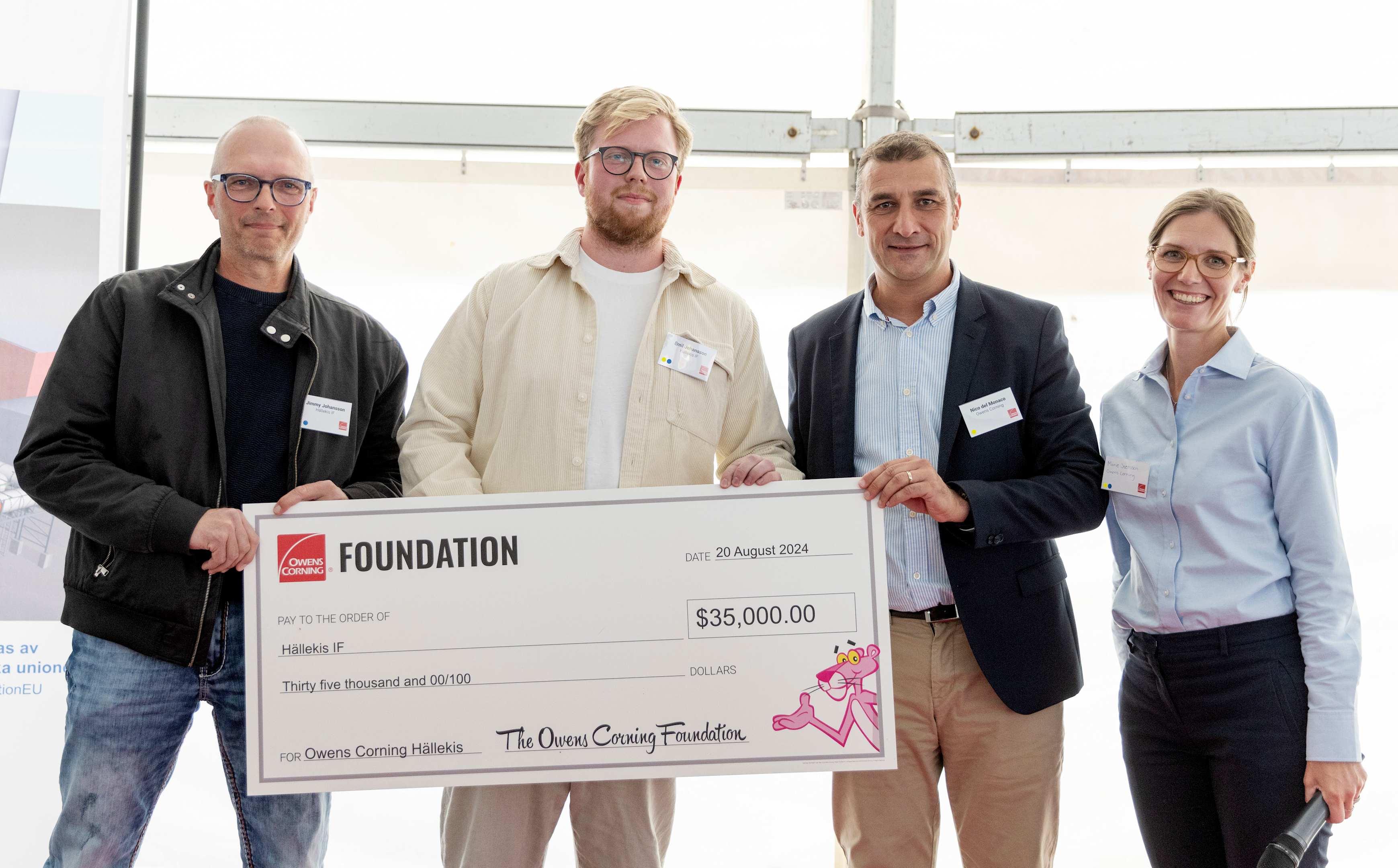 Nico Del Monaco, President Insulation, og Marie Stensson, Site Manager, overrækker en donation til Hällekis IF, repræsenteret ved Jimmy Johansson og Emil Johansson