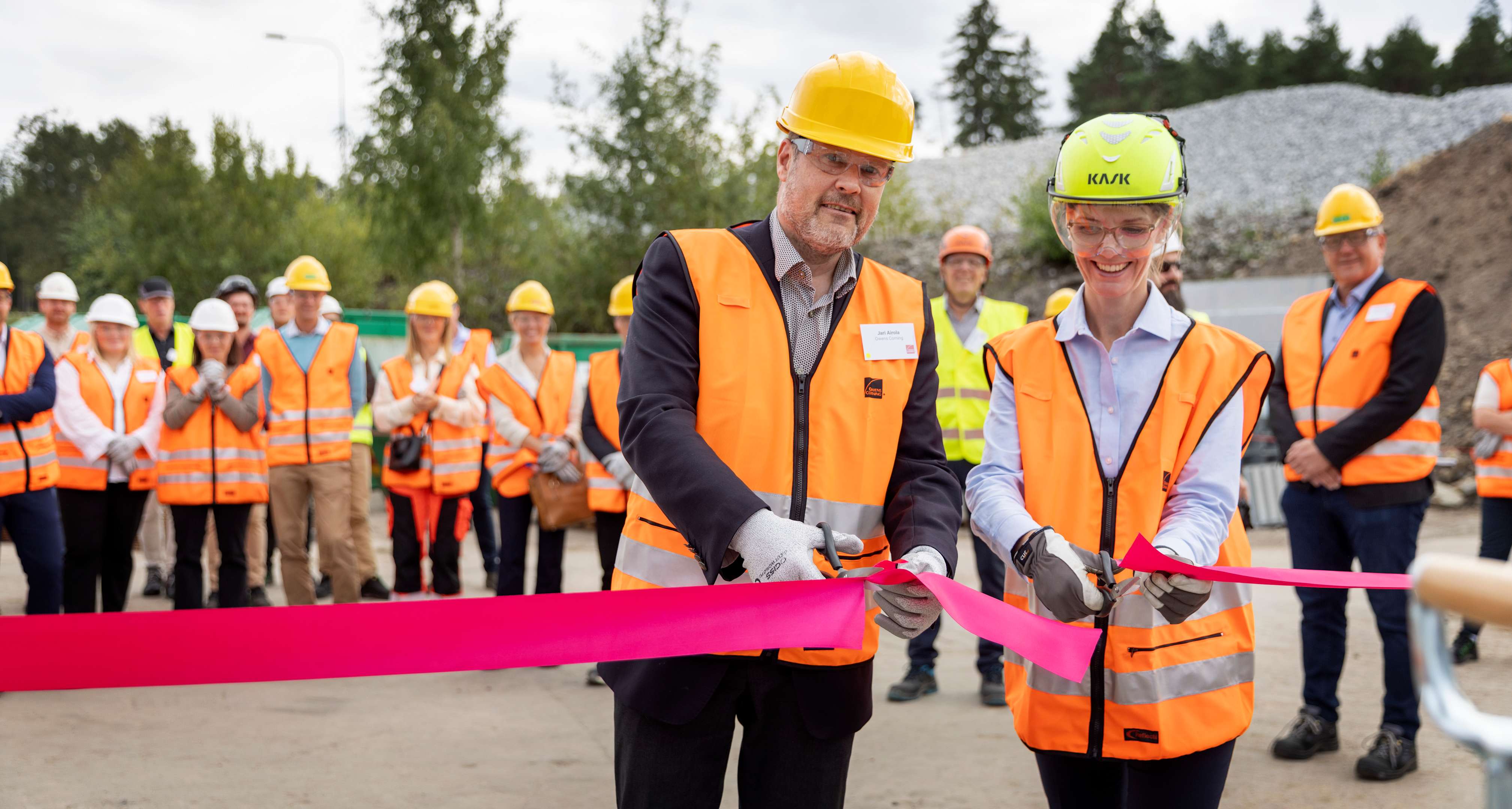 Jari Airola, VP & Managing Director Europe og Marie Stensson, Plant leader Hällekis klipper båndet for å feire investeringen i Hällekis.