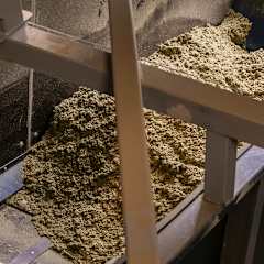 Stenullsavfall hanteras i en maskin.