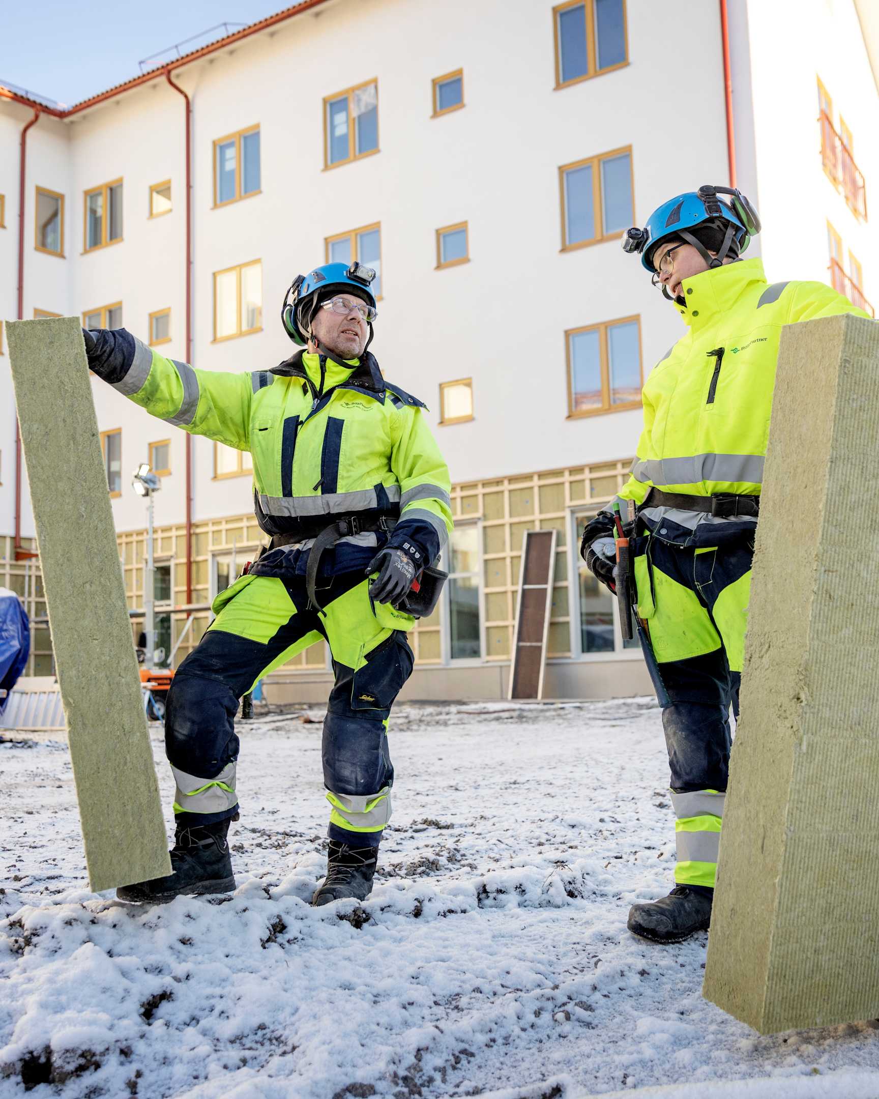 Kollegerne Anders Byström og Linus Marsh står foran Spexaren med hver sin PAROC Tento, Klimaplade ZERO isoleringsplade og ser tilfredse ud.