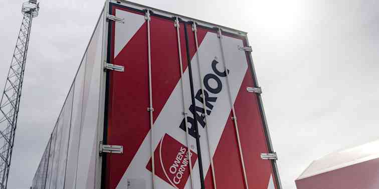 En röd-vit-randig lastbil i närbild