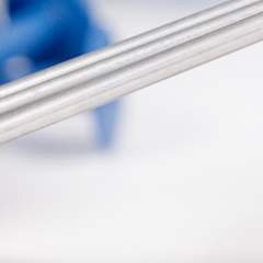 En person holder PAROC ZEROfix nye skruer i hænderne