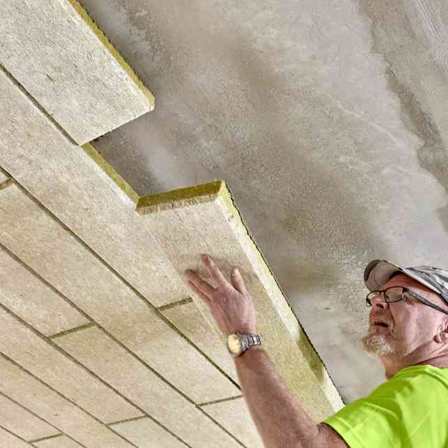 PAROC CGL 20cy kivivillalamellin asentaminen.