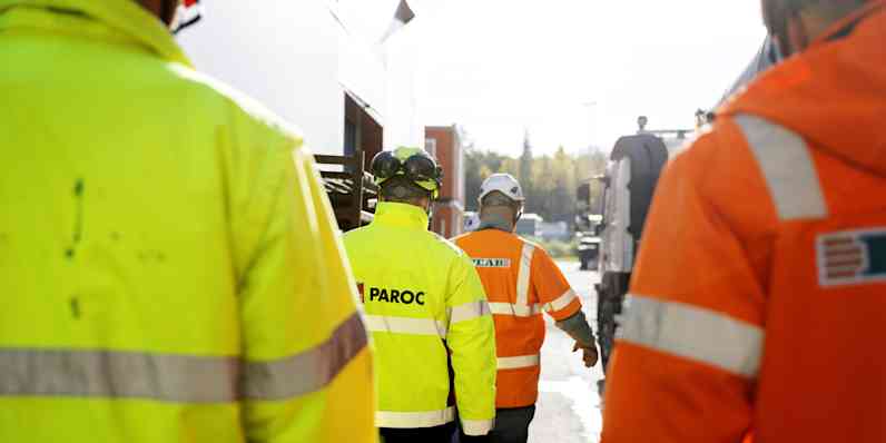 The Paroc and Peab partners are seen from behind on site. 