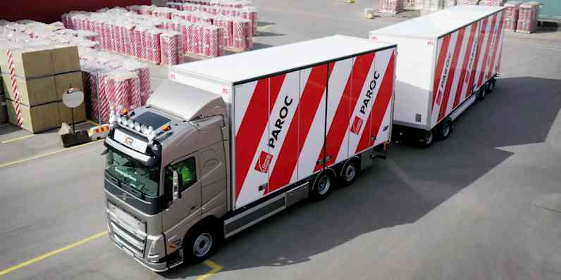 En röd-vitrandig lastbil