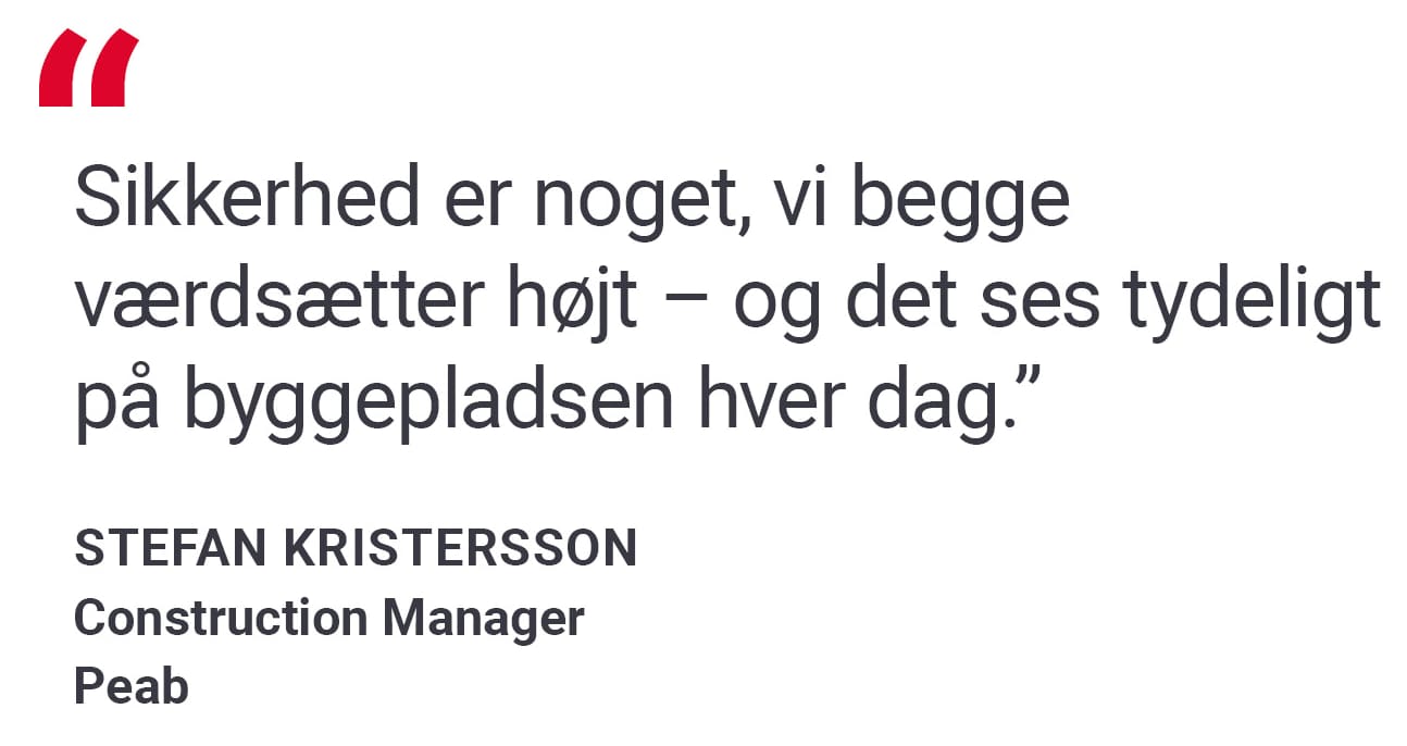 Et citat fra Stefan Kristersson, der siger: Sikkerhed er noget, vi begge værdsætter højt – og det ses tydeligt på byggepladsen hver dag.