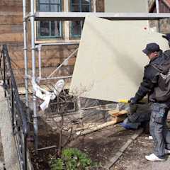 PAROC tuulensuojalevyjä asennetaan vanhan talon ulkoseinään lisäeristeeksi.