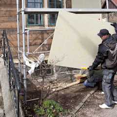 Paroc stenuldsisolering monteres i en bygning af en arbejder