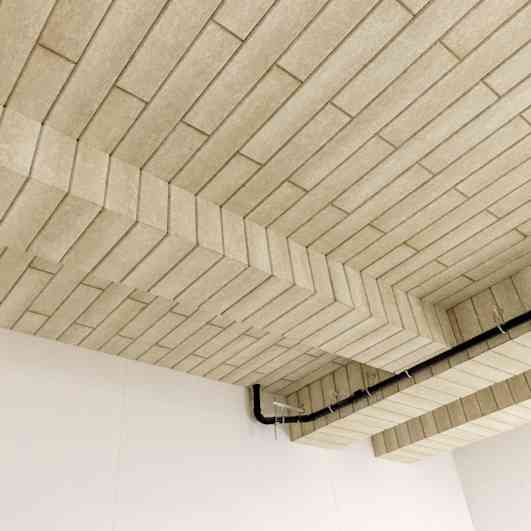 PAROC CGL 20cy Undertakslamell är installerat i ett innertak i en källare. 