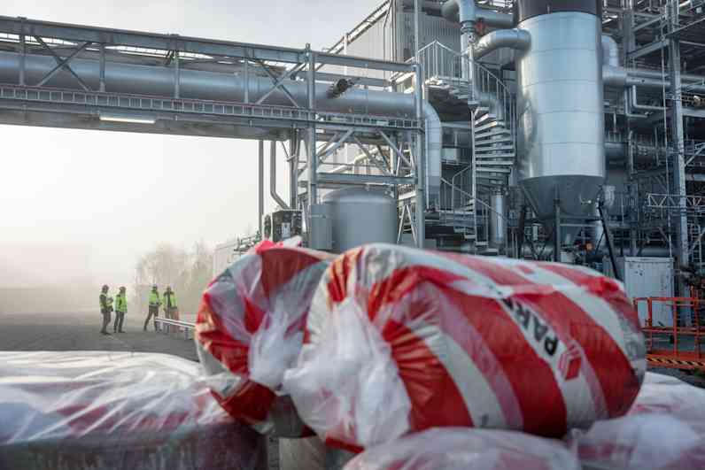 Paroc insulation with the Cortus Hoganas factory in the background
