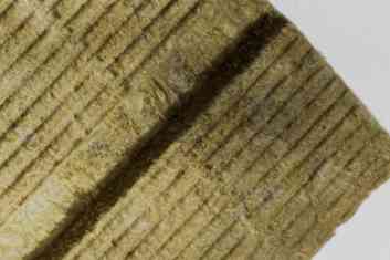 akmens vatos plokštės dalis su Rewool logotipu