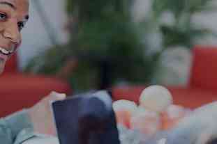 vyras ir moteris kalbasi biuro aplinkoje, priešakyje lašo formos piršto antspaudas