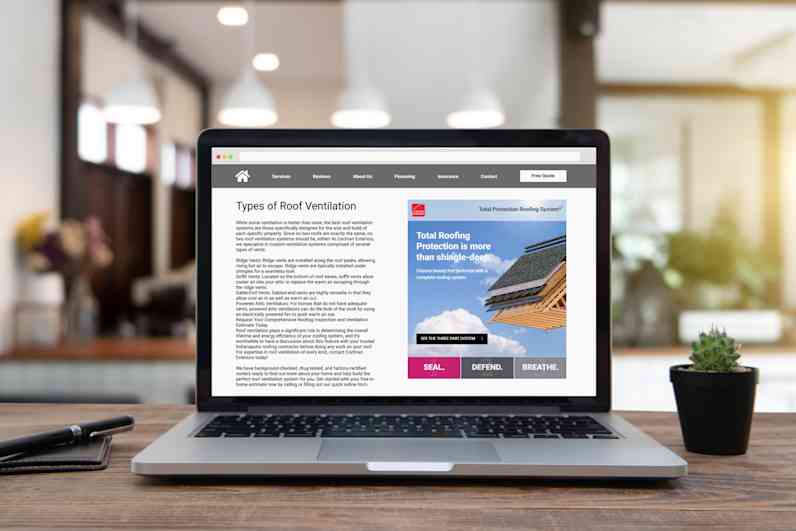Foto de una laptop abierta apoyada sobre un escritorio, que muestra la página del Widget de Owens Corning Total Protection Roofing System