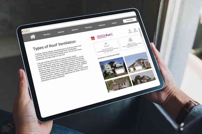 Foto de las manos de una persona sosteniendo una tablet que muestra la herramienta de visualización de Owens Corning Design EYEQ®