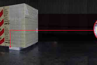 PAROC akmens vatos plokščių pakuotė į kurią veda raudona linija, kurios kitame gale priartintas plokštės vaizdas