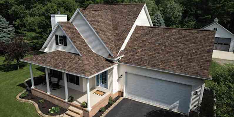 Casa con revestimiento blanco y tejado Summer Harvest