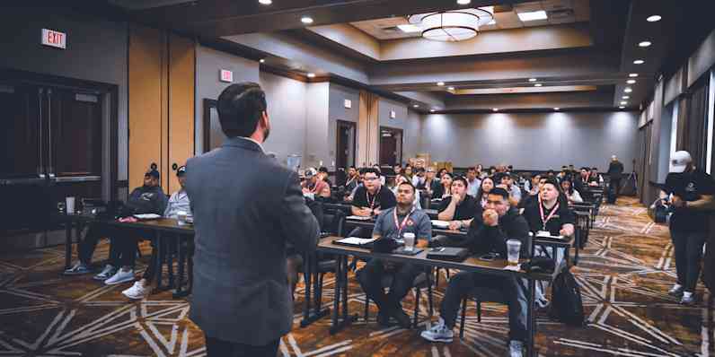 Profesor dando una clase