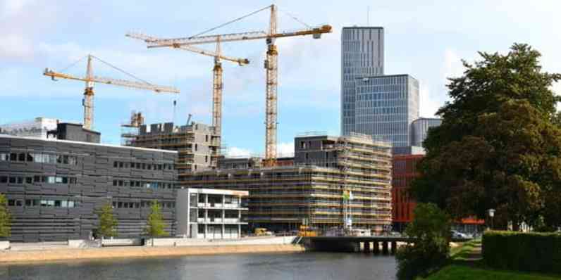 Stadsmiljö vid Malmö Live, med byggkranar