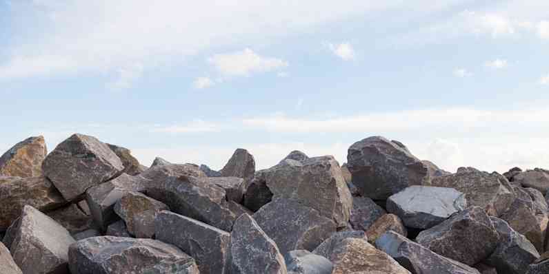 Store klipper med lyseblå himmel bagved