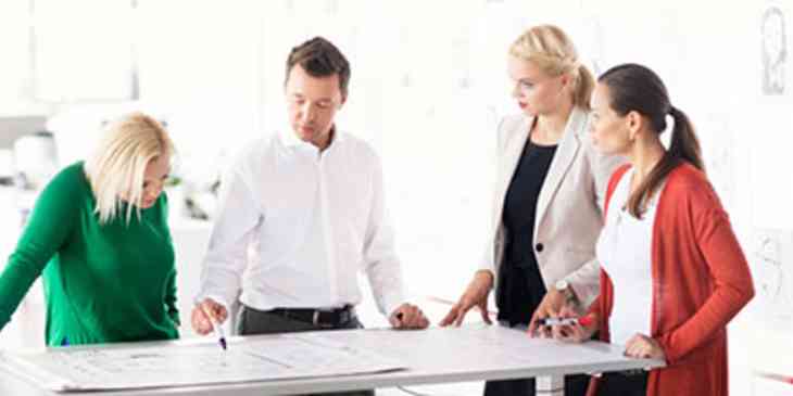 Ihmiset puhuvat pöydän edessä