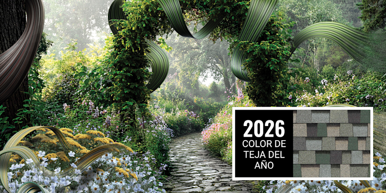Imagen compuesta de un sendero de piedra rodeado de árboles y flores silvestres, con el color de tejas del año 2026, Evergreen Mist, como telón de fondo.