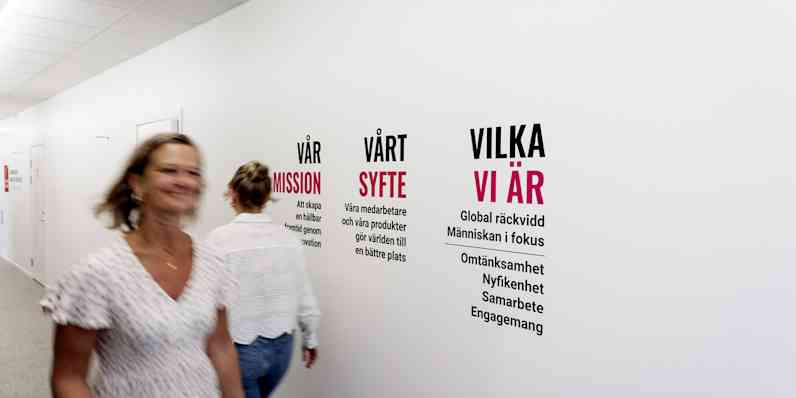 värdeord på väggen och två kvinnor i korridor