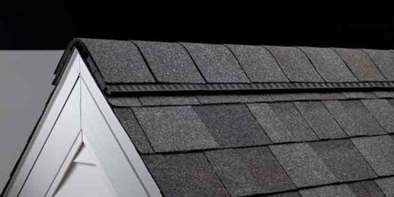 El sistema RidgeProwler 30 instalado en un tejado debajo de las tejas de cumbrera y limatesa.