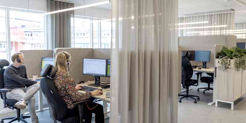 Kontorsmiljö med två Paroc anställda