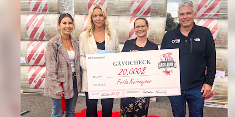 Frida kvinnojour tar emot en donation till sin verksamhet.