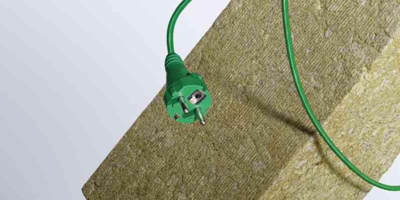 Steinwolle mit einem grünen Kabel