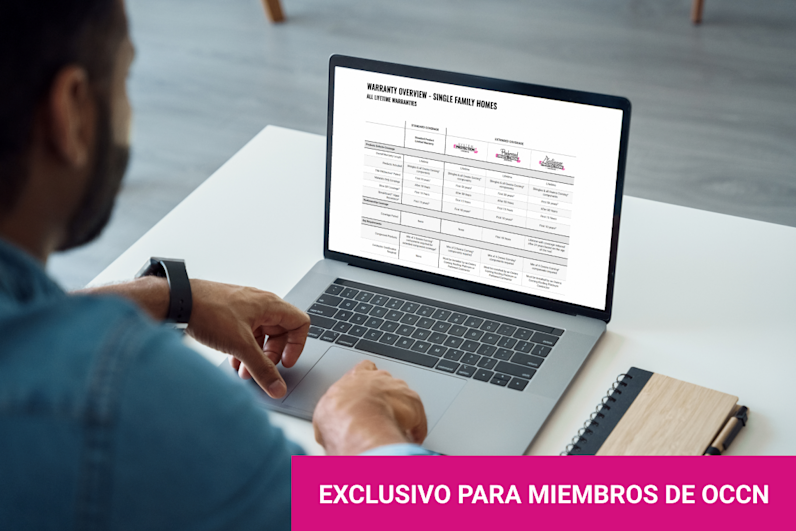 Foto de una persona sentada en una mesa con una computadora portátil abierta en la página del widget de garantía de Owens Corning