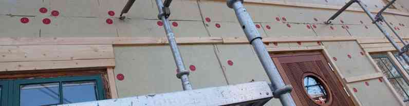 en bygning, der er blevet efterisoleret udvendigt