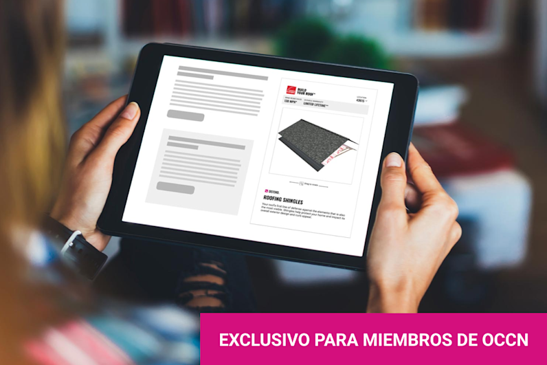 Foto de manos sosteniendo una tableta con la página del widget Build Your Roof® de Owens Corning cargada en la pantalla