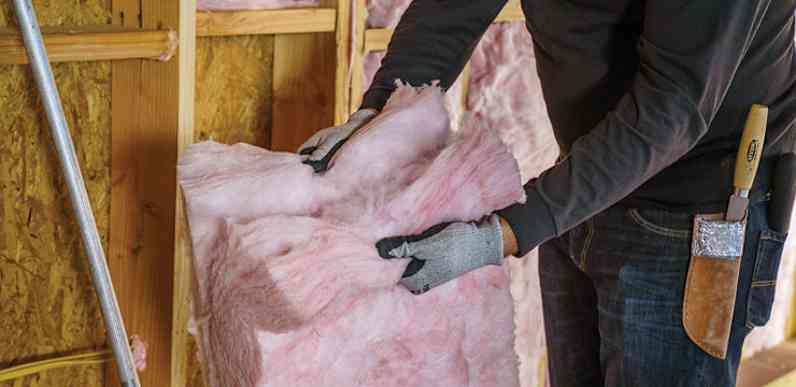 Photo d'un entrepreneur travaillant avec de l'isolation.