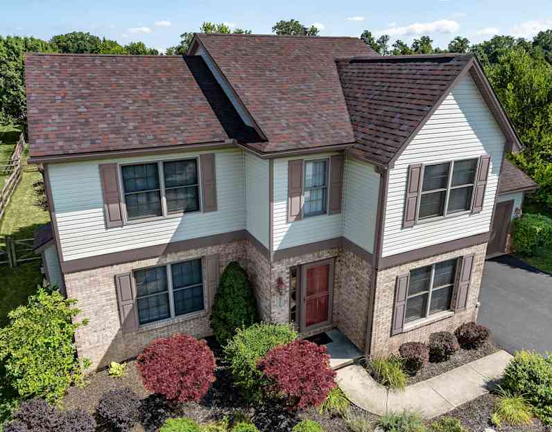 Una casa de dos pisos con techo nuevo color Merlot.