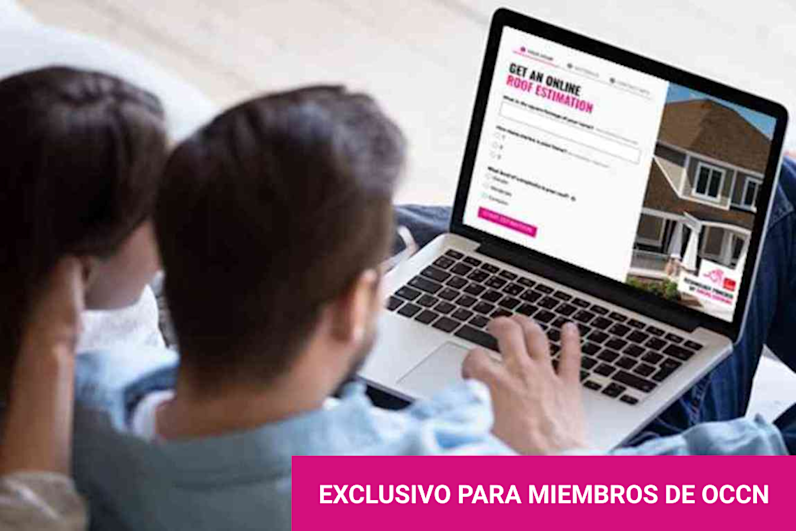 Foto de una pareja de propietarios utilizando la herramienta Budget Your Roof de Owens Corning en su computadora portátil.