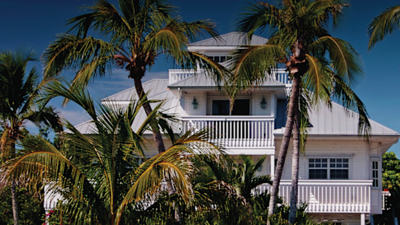 Primer plano de un contratista en el techo que instala el contrapiso autoadhesivo Titanium® PSU30