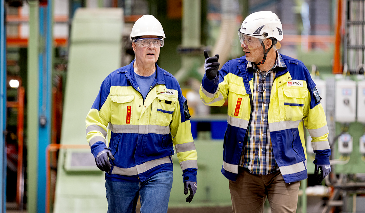 Jan Bengtsson och Fredrik Mörk samtalar i fabriken
