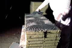 En person påfører det andre laget med PAROC SW Klister på lamellen.