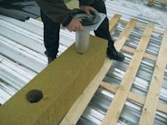 Takbrønnen trykkes forsiktig gjennom lamellen