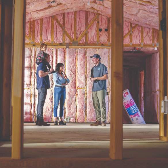 Photo de famille parlant à l'entrepreneur