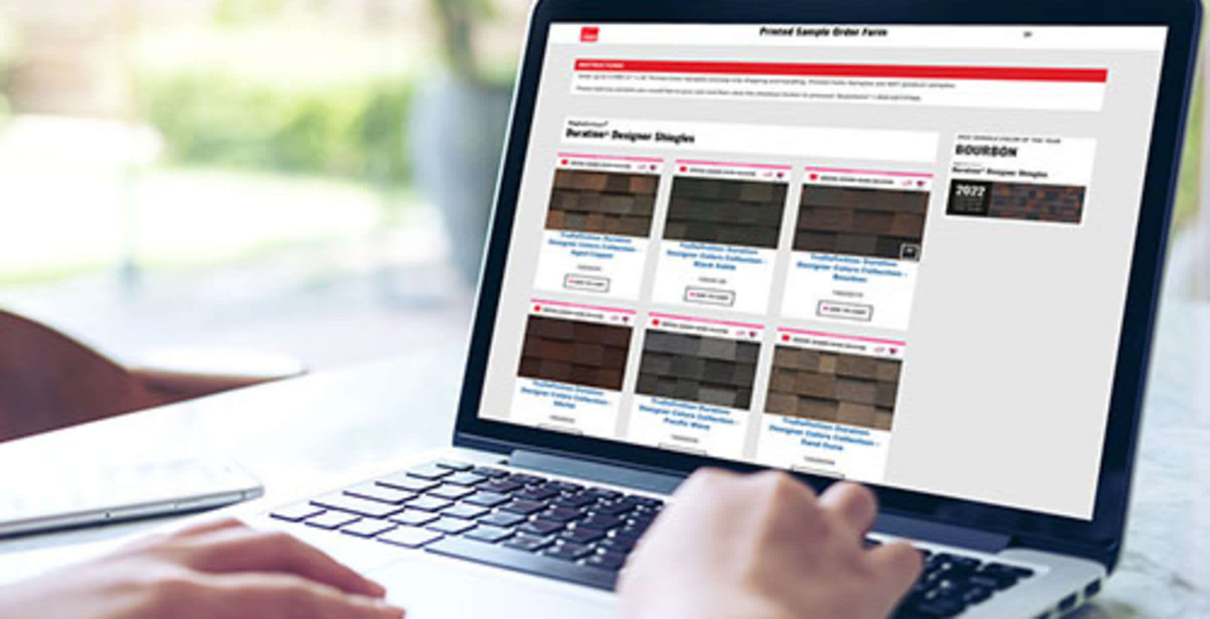 Persona en una computadora portátil pidiendo muestras de colores de tejas