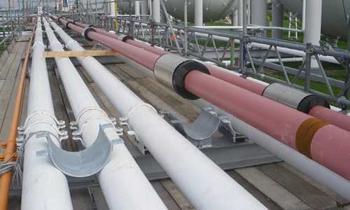 Piping with empty pipe cradles being set up