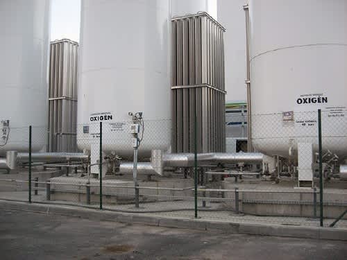 Liquid oxygen plant with tanks